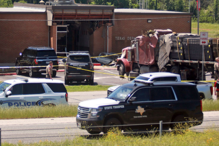 Yük maşınını oğurlayıb hökümət binasına çırpdı : Çoxsaylı yaralı var