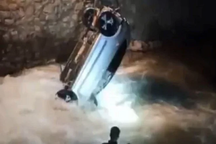 Maşın dərəyə aşdı, ölənlər var