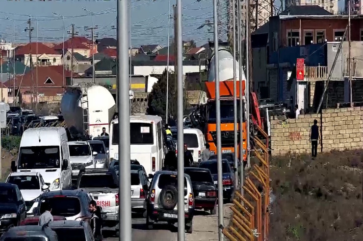 Bakıda yük maşını aşdı, iki nəfər yaralanıb  - FOTO -YENİLƏNİB 