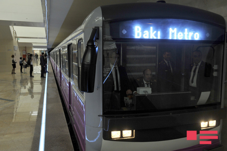 Metroda sərnişin  qatar yoluna   düşdü, vəziyyəti...