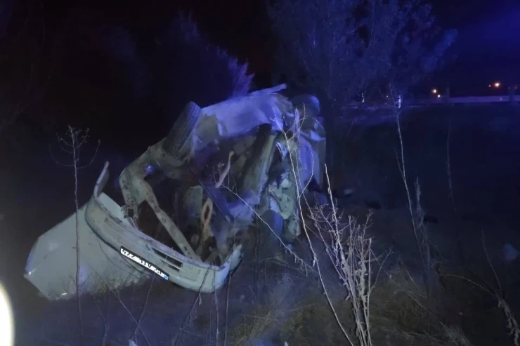 Maşın xəndəyə aşdı,  ölən və yaralanananlar var 