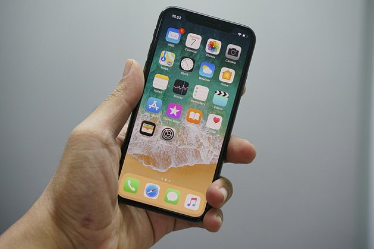 "iPhone" satışları rekord səviyyəyə düşüb 