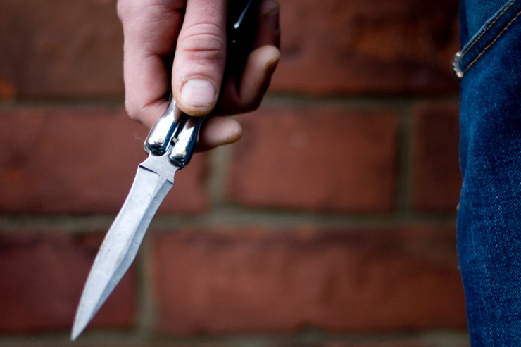 Zaqatalada DƏHŞƏT:   müştəri çayxana sahibinə 10-dan çox bıçaq vurdu