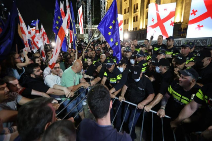 Tbilisidə polislə etirazçılar arasında qarşıdurma: XÜSUSİ TƏYİNATLILAR  səfərbər edildi