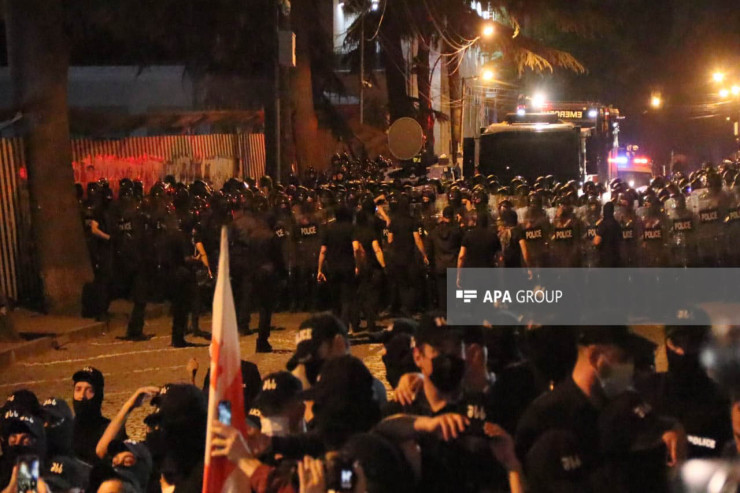 Tbilisidə etirazçılar  parlament binasına   girmək istədi, polislə qarşıdurma -  VİDEO 