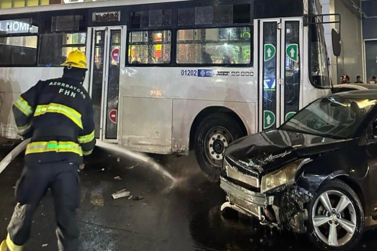 Bakıda avtobus 10-dan çox  maşını əzdi, biri yandı - FOTO 