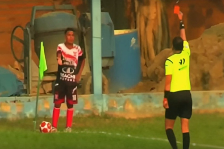 Futbolçu tualetə getdi, qırmızı vərəqə  aldı - VİDEO 