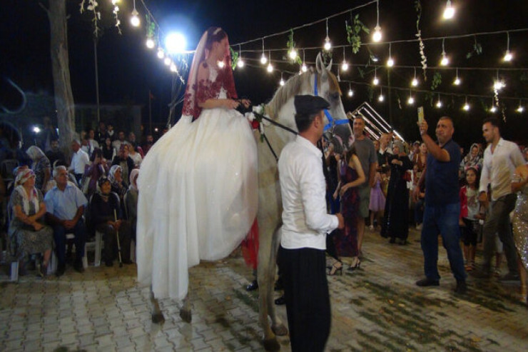 Bu dəfə bəy yox, gəlin ağ atlı  oldu