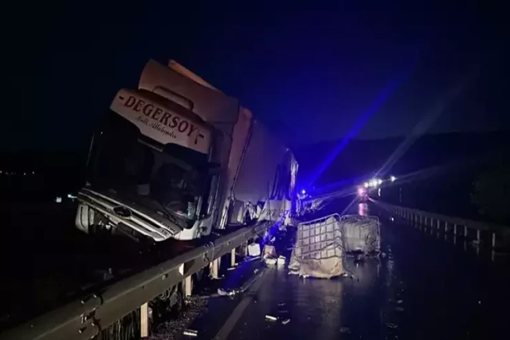Azərbaycana yük gətirən TIR qəza törətdi, 25 ton məhsul yola dağıldı 