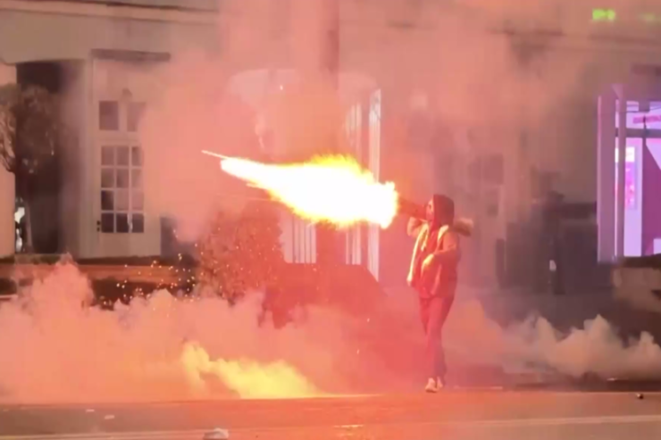 Tbilisidə etirazçılar parlamenti atəşə tutdular 