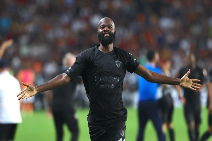 Müqaviləsi yenidən  ləğv edildi:   10 ayda  4 komanda   dəyişdi