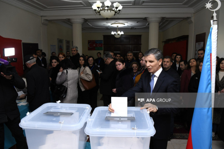 Prezidentliyə namizəd Zahid Oruc  səs verib -FOTO 