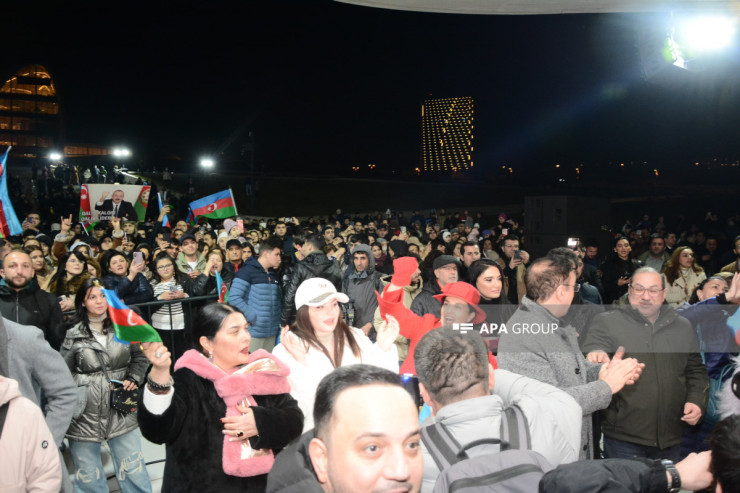 Heydər Əliyev Mərkəzinin qarşısında Prezident İlham Əliyevə dəstək konserti keçirilir -FOTOLENT 