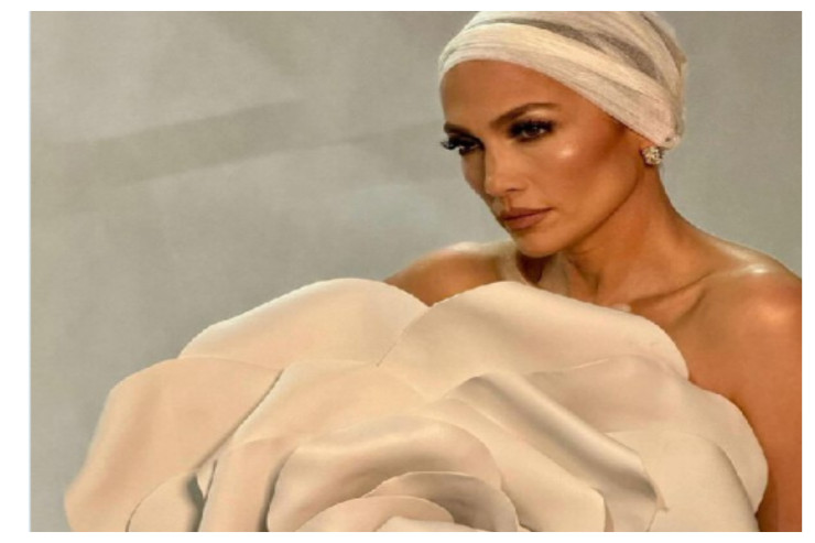Cennifer Lopez çiçəkdən don geyindi