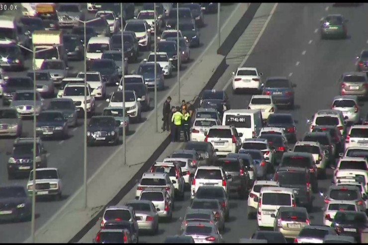 Bakı-Sumqayıt yolunda maşın piyadanı vurdu, tıxac yarandı 