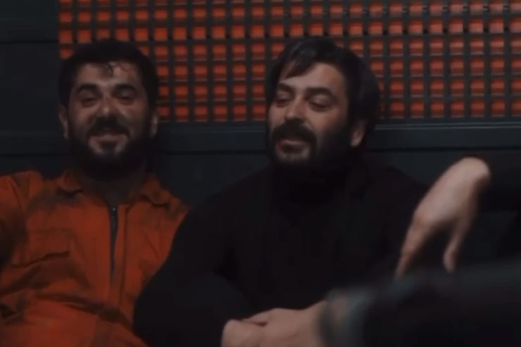 "Fəlakət" rekordları qıran serialda Azərbaycan mahnısı oxudu   - VİDEO 