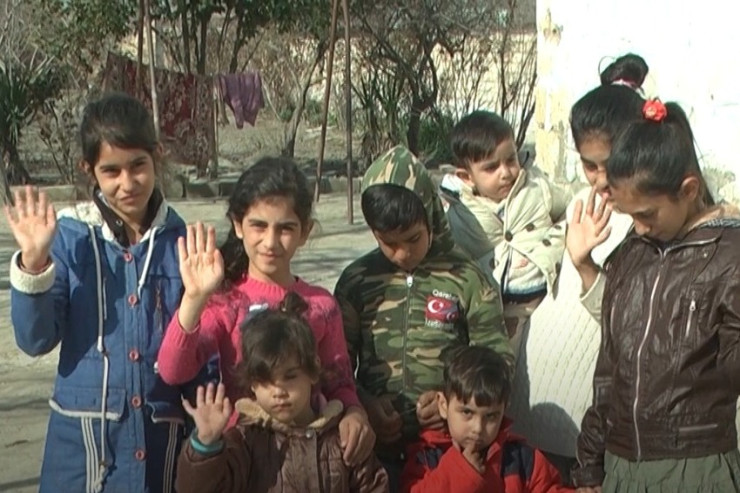 10-cu uşağı doğulan ailə ÇARƏSİZ DURUMDA:  məktəbə gedə bilmirlər - VİDEO 