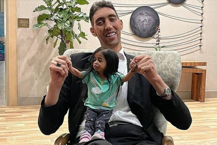 Dünyanın ən uzunboylu və qısaboylu iki adamı görüşdü