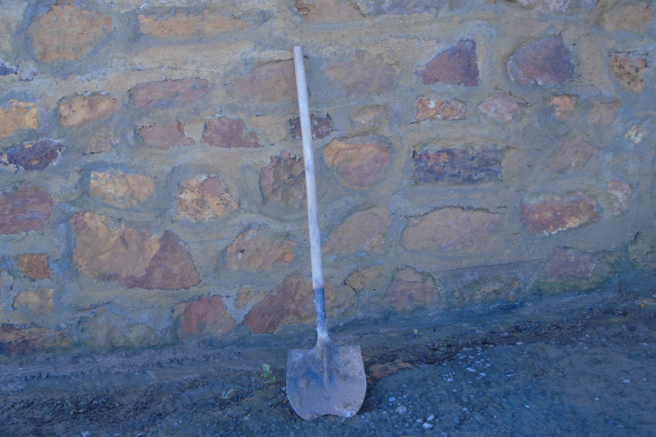 Arvadını sevgilisi ilə küçədə görüb öldürdü  - Kürəklə parçaladı