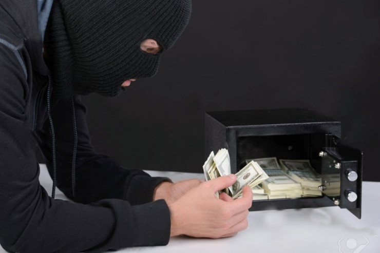 Ər-arvad fermeri öldürüb içərisi milyonlarla dolu seyfi  oğurladı