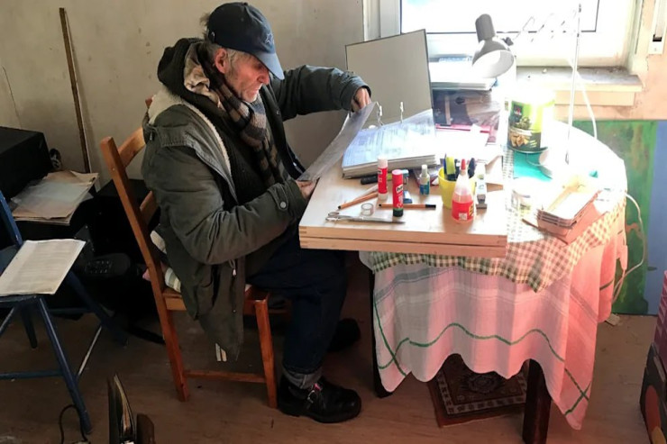 Pensiyaçı zibil qutuları hesabına pul yığıb  10 EV ALDI  