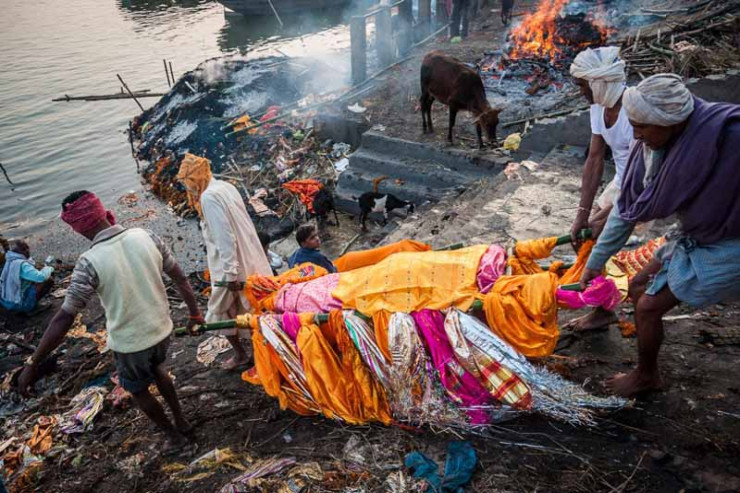 Meyiti  yandırılmağa aparılan   qadın  maşında dirildii  
