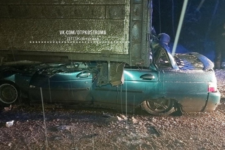 Yük maşını minik avtomobili ilə toqquşdu, ölənlər var