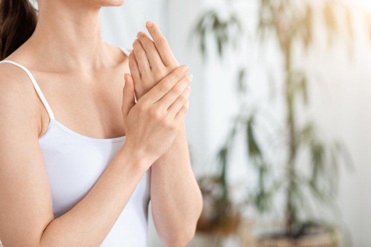 Əlləriniz  niyə yanır?   - səbəblər və  xilas olmaq   yolları