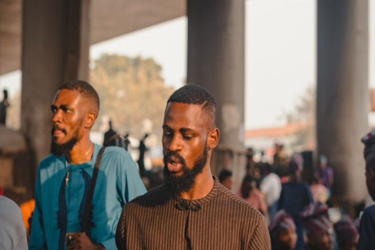 Şahmatçı eyni anda 10 nəfərlə oynadı və qalib gəldi-VİDEO 