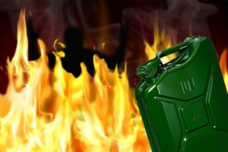 Arvadını iş yerində  yandırdı  