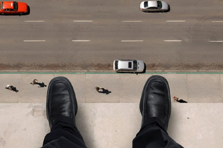 Kişi kor atasını və oğlunu  evin damından yerə atdı