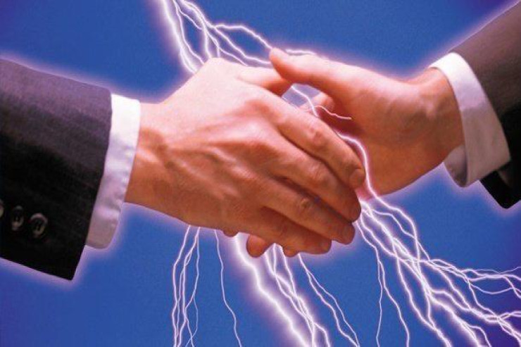 Niyə kiməsə toxunanda bizi "cərəyan vurur"? - SƏBƏBİ AÇIQLANDI 