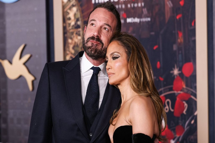 Məşhur aktrisa əri ilə münasibətlərindən  danışıb   ağladı