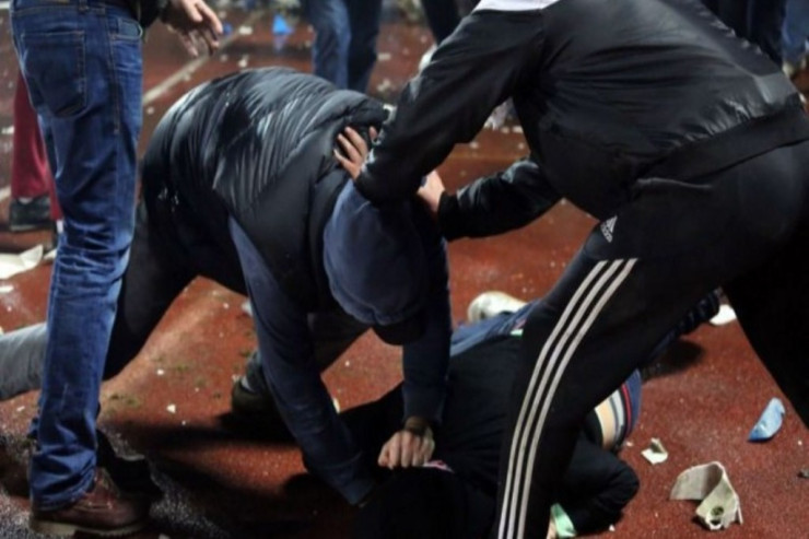 Bakıda çay evində DAVA:  3 nəfər kişini təkləyib döydü