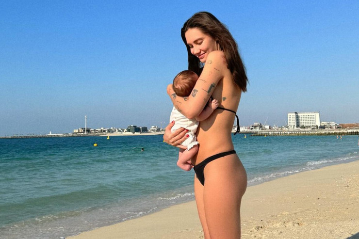 Futbolçunun arvadı  doğuşdan sonra   bikinidə  FOTOSUNU   paylaşdı