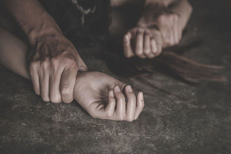 Dostunu döydü, arvadını zorlayıb öldürdü 