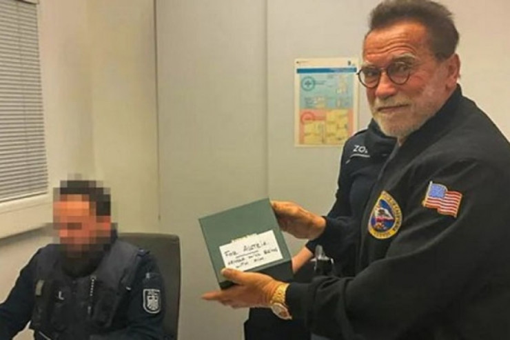Şvartsenegger aeroportda saxlanıldı