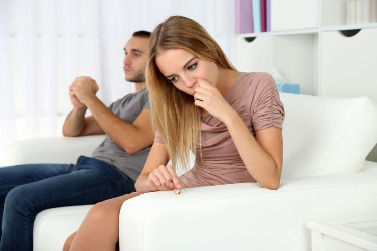 Pornoya baxan qadını  əri atıb getdi 