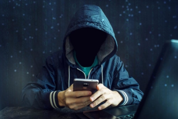 Məşhur müğənnini  gizlicə izləyirdi:   Həbs olundu