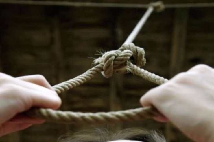 Gənc oğlanın  tövlədə asılmış   meyiti tapıldı