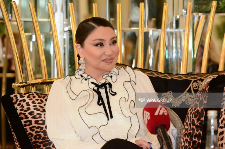 Şou aləmində  dostum yoxdur   - Damla