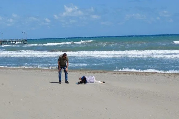 Sahildə meyit görən vətəndaşlar polis çağırdı - Yatıb qalıbmış 