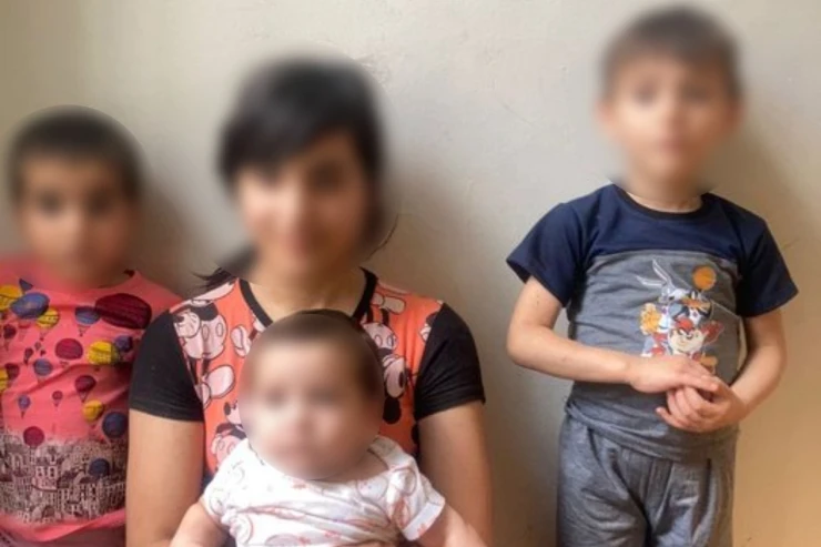 Bakıda 4 uşağını küçəyə atan ana saxlanıldı - RƏSMİ AÇIQLAMA 