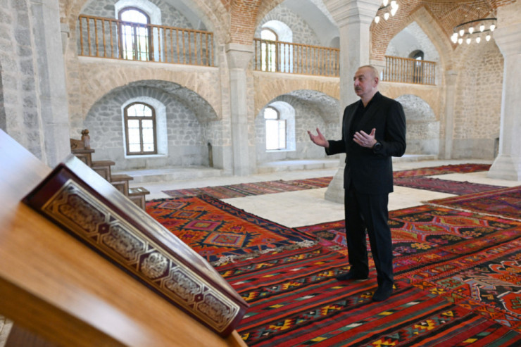 Prezident Şuşada Aşağı Gövhər Ağa  məscidində DUA ETDİ 