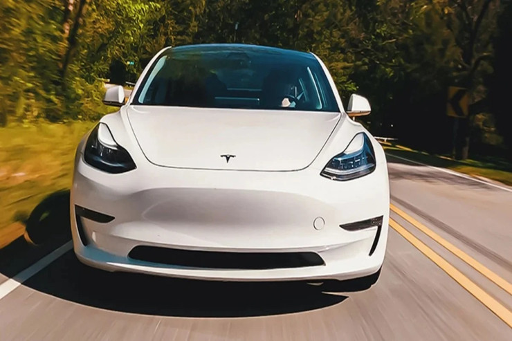 Tesla çoxdan gözlənilən robot taksini  təxirə salıb