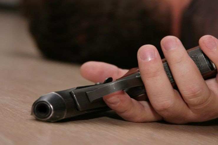 Bələdiyyə sədrinin mühafizəçisi özünü öldürdü 