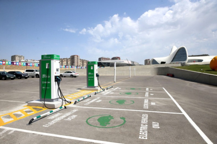 Elektromobillərin enerji doldurduğu yerlərdə dayanan maşınlar CƏRİMƏLƏNƏK 