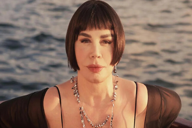 Fırıldaqçılar Sezen Aksuya 11 mindən çox pul "atdılar" 