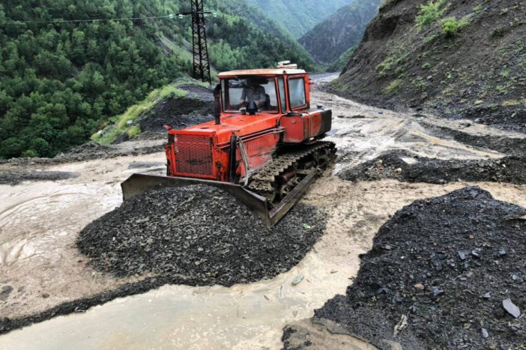 Güclü yağışdan sonra yollar dağıldı, 15 kəndlə əlaqə kəsildi 
