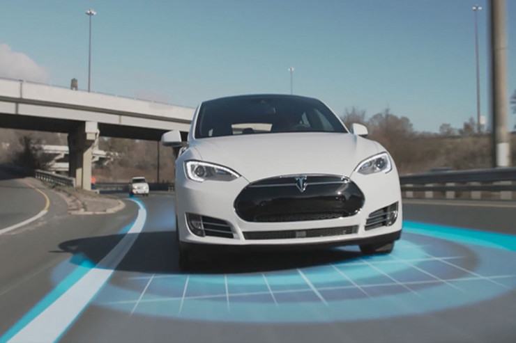 Tesla avtomobillərində böyük problem - Anidən kapot açıla bilər 